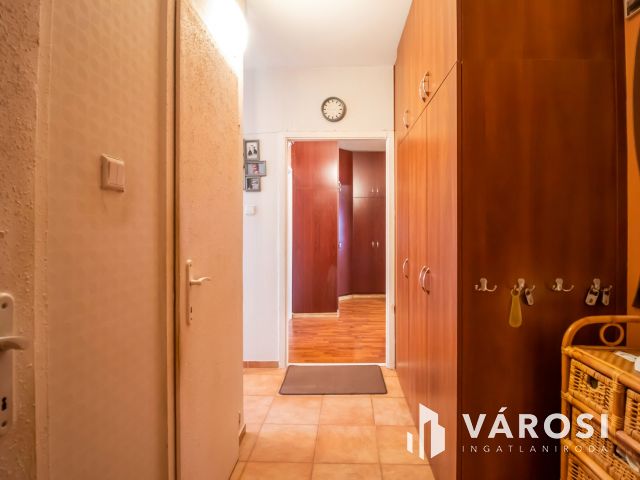 Felújított földszinti lakás közel a belvároshoz
