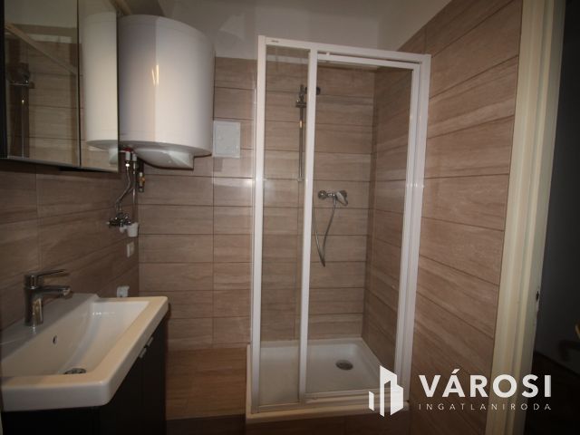 Napfényes, erkélyes, 2 szobás lakás a belvárosban