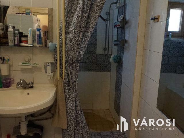 Tágas lakás kertrésszel kiváló helyen Vásárhelyen