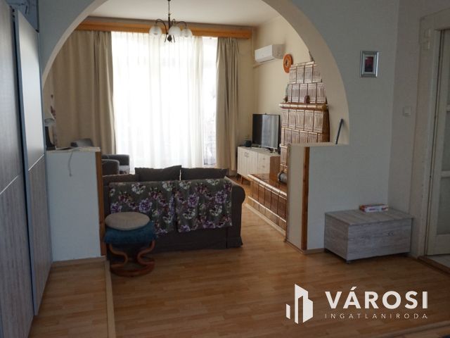 Tágas lakás kertrésszel kiváló helyen Vásárhelyen