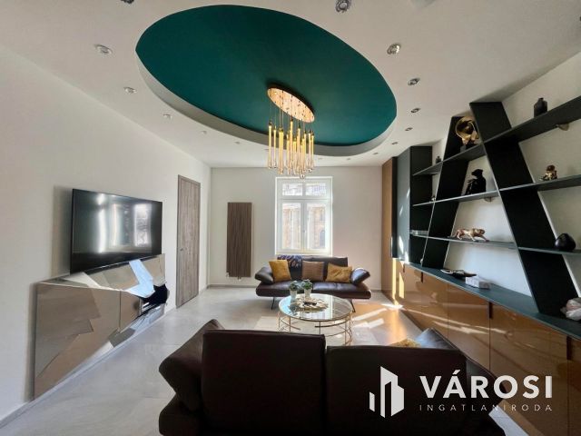 Tágas, világos Bazilikára néző luxuslakás eladó