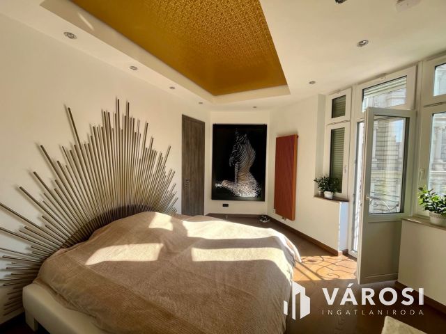 Tágas, világos Bazilikára néző luxuslakás eladó