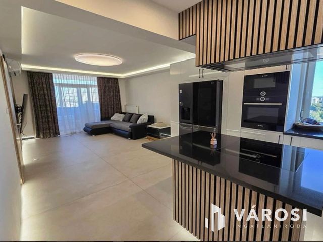 Luxus minőségben felújított panorámás lakás Eladó