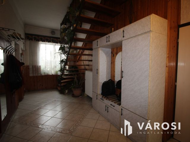 Tágas ház, nagy kert, vidéki hangulat Szombathelyen