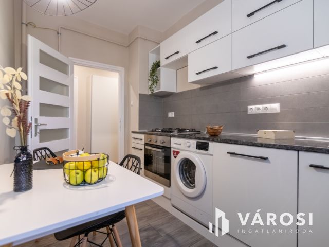 Felújított, belvárosi, azonnal költözhető