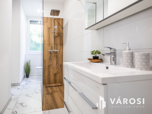 Felújított, belvárosi, azonnal költözhető