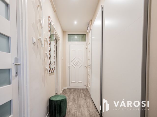 Felújított, belvárosi, azonnal költözhető
