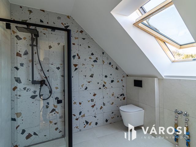 Modern 4 szobás, nagy erkélyes lakás Badacsonytomajon eladó