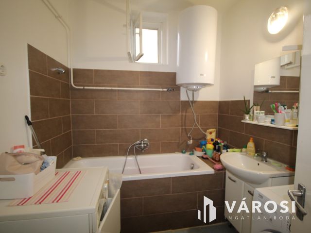 Jó adottságú, tágas ház, Kenyeriben