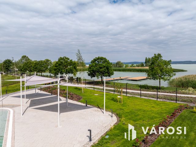 Új építésű prémium vízparti lakás Balatonszemesen