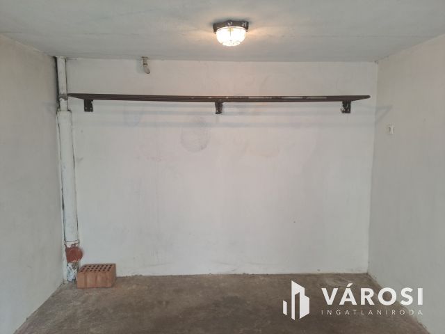 Eladó garázs a Vasvári Pál utcában, biztonságos udvarban