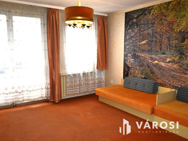 80 m2-es erkélyes panel, csendes parkos környezetben eladó!