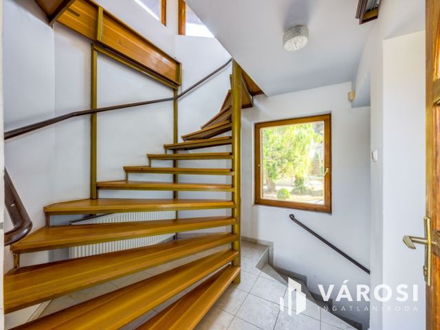 Medencés apartmanház Kőröshegyen eladó