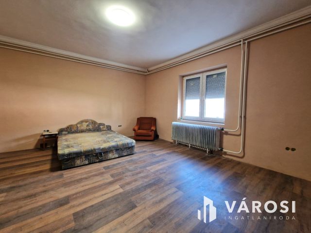 Részben felújított, stabil szerkezetű kertes ház