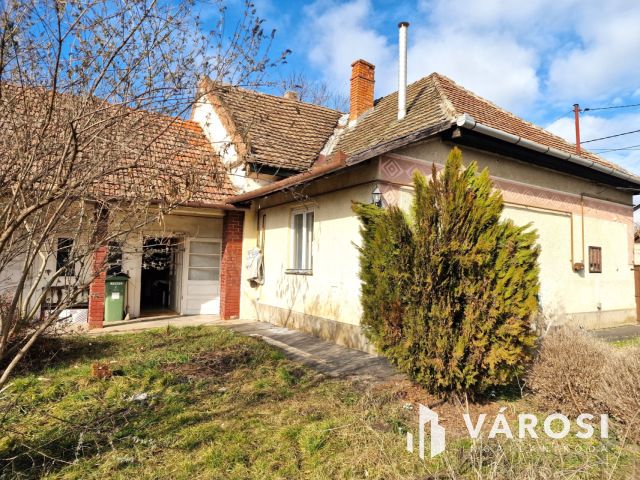 Részben felújított, stabil szerkezetű kertes ház