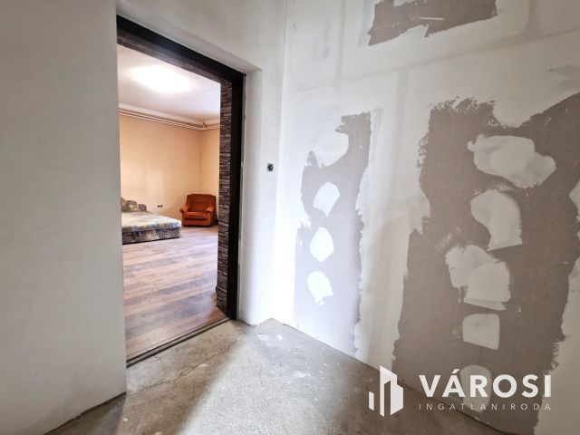 Részben felújított, stabil szerkezetű kertes ház