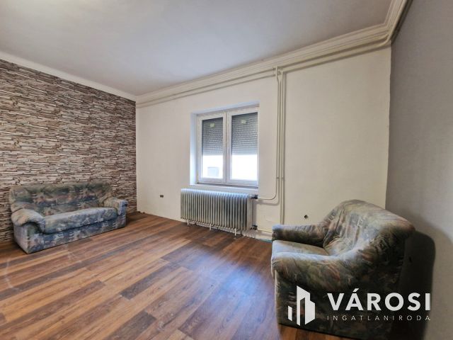 Részben felújított, stabil szerkezetű kertes ház