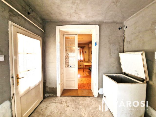 Részben felújított, stabil szerkezetű kertes ház