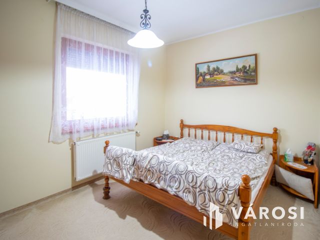 Jó állapotú családi ház garázzsal, beépíthető tetőtérrel