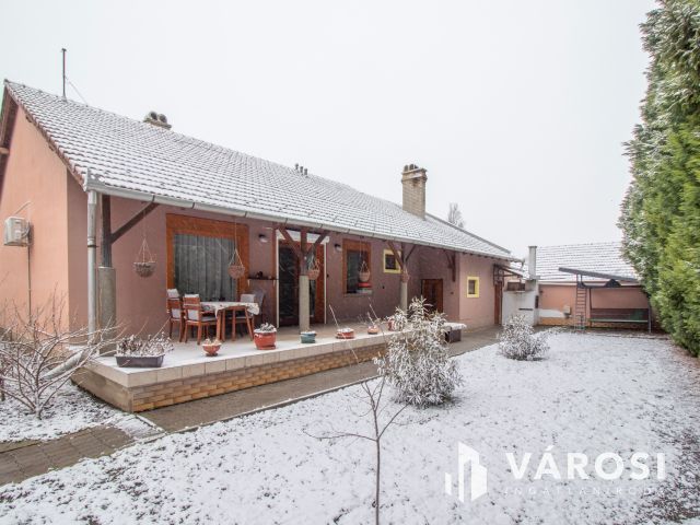 Jó állapotú családi ház garázzsal, beépíthető tetőtérrel