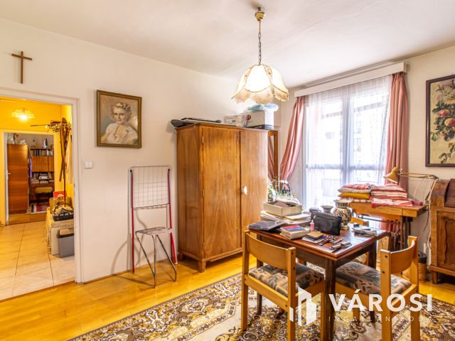 Erkélyes, világos, 2 szobás panel a Kerényi Károly utcában