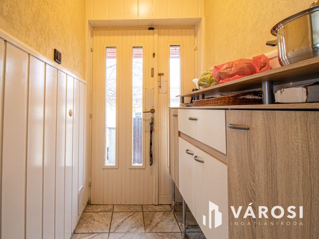 Három szintes jó állapotú családi ház dupla telken!