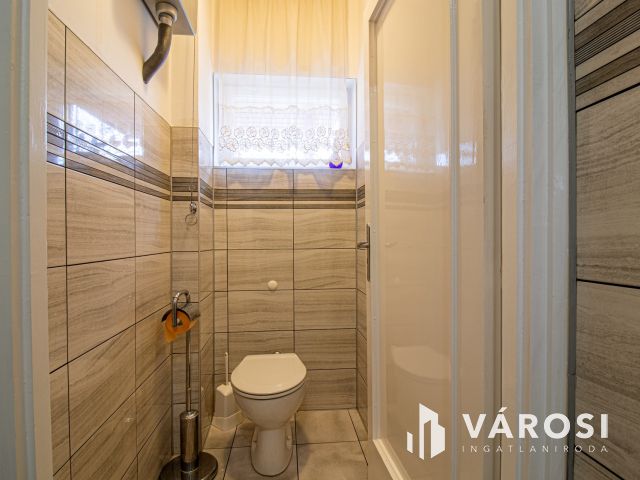 Három szintes jó állapotú családi ház dupla telken!