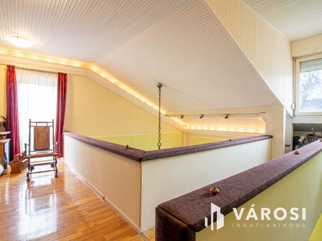 Három szintes jó állapotú családi ház dupla telken!