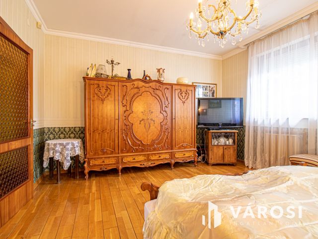 Három szintes jó állapotú családi ház dupla telken!