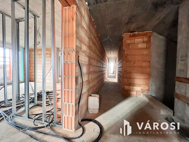 Kertkapcsolatos, modern földszinti lakás Debrecenben