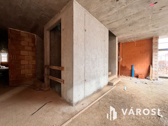 Modern földszinti lakás saját kerttel