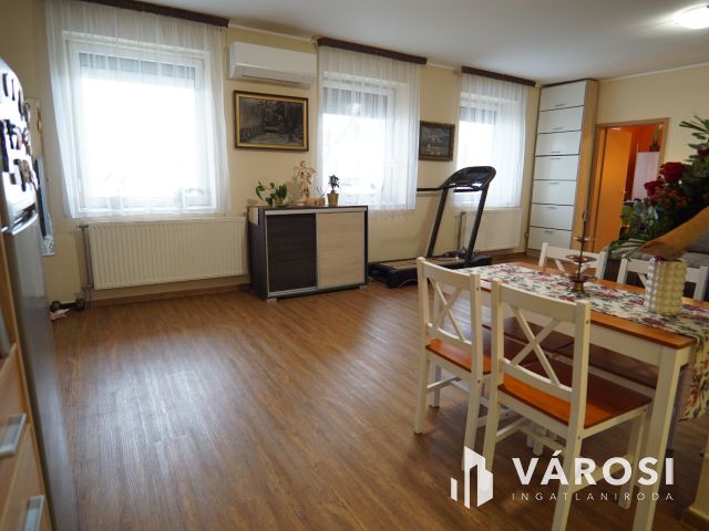 Zárt udvaros társasházban, földszinti szép lakás