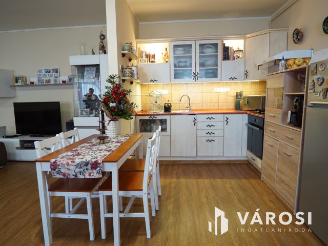 Zárt udvaros társasházban, földszinti szép lakás