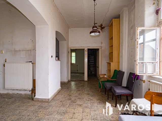 Sásdon nagyméretű családiház eladó