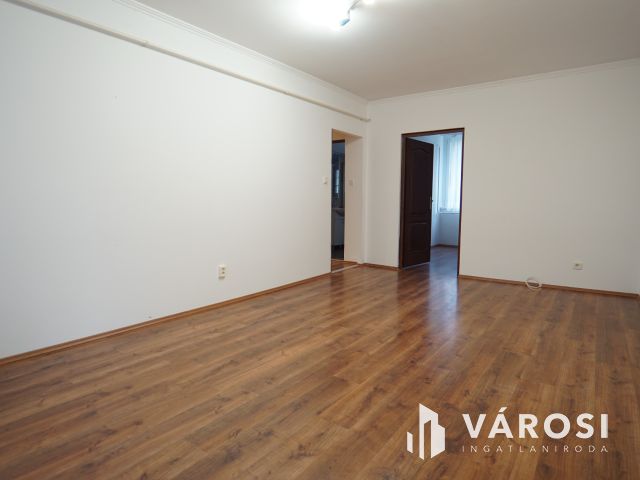 Kodály utcában első emeleti, erkélyes lakás