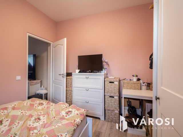 Eladó nappali + 2 háló + 2 autó beállós újszerű lakás Gödön