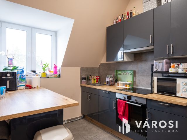 Eladó nappali + 2 háló + 2 autó beállós újszerű lakás Gödön