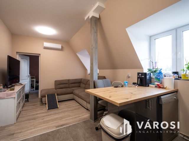 Eladó nappali + 2 háló + 2 autó beállós újszerű lakás Gödön