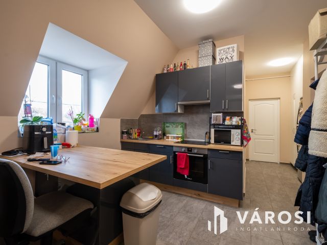 Eladó nappali + 2 háló + 2 autó beállós újszerű lakás Gödön