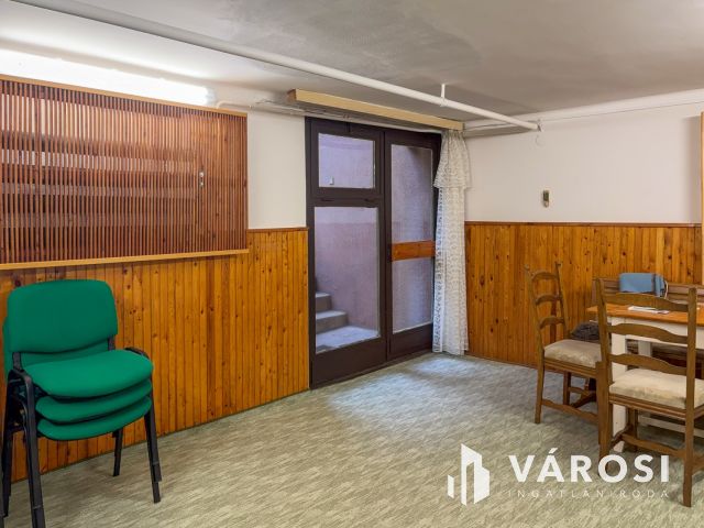 4 szintes sorházi lakás, kiadható alagsori apartmannal