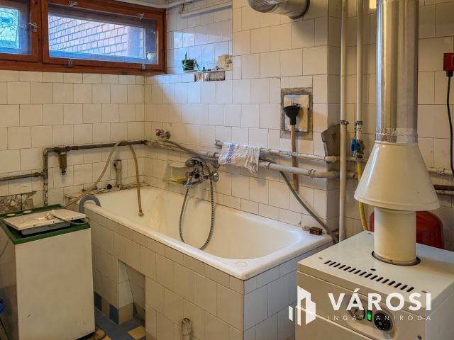 4 szintes sorházi lakás, kiadható alagsori apartmannal