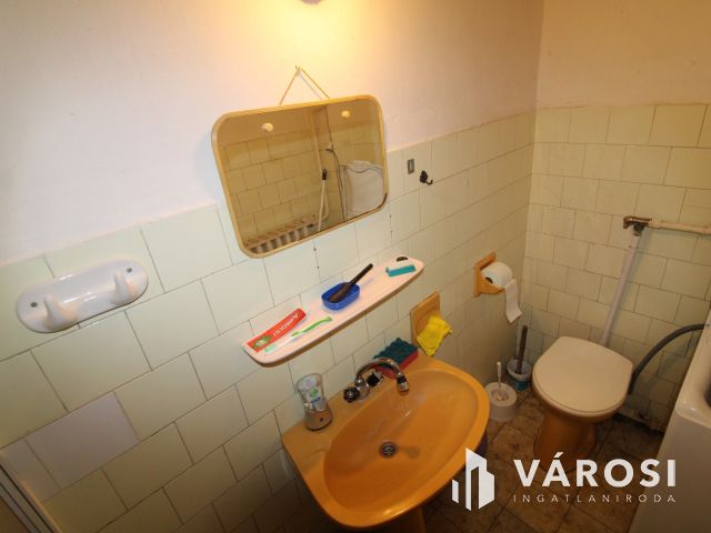 Kétszintes tégla ház, garázzsal.