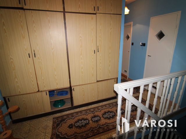 Kétszintes tégla ház, garázzsal.