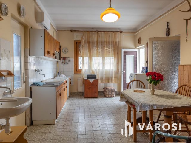 2 szobás családi ház Doboz központjában