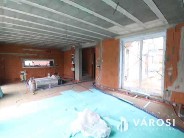 Szöregen kulcsrakész családi ház eladó.