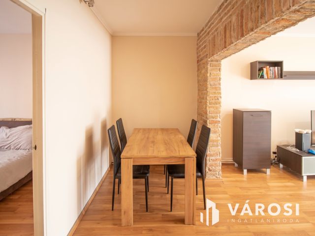 Magasföldszinti, felújított, erkélyes, 2 szobás lakás