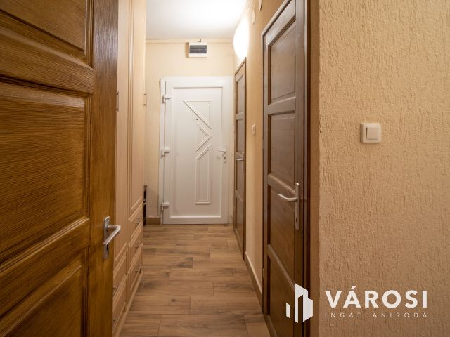 Magasföldszinti, felújított, erkélyes, 2 szobás lakás