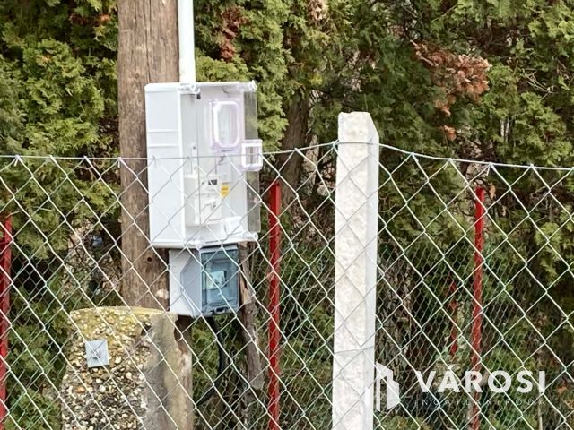 Közműves körbekerített telek Szanazugban!