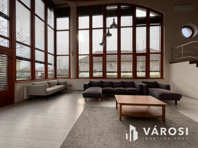 Debreceni Klasszikus Stílusú Impozáns Ingatlan Eladó!