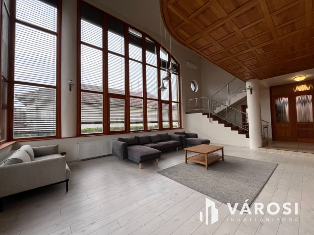 Debreceni Klasszikus Stílusú Impozáns Ingatlan Eladó!